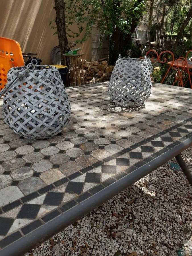 Le Calme De La Garrigue Bed & Breakfast Russan Exterior photo