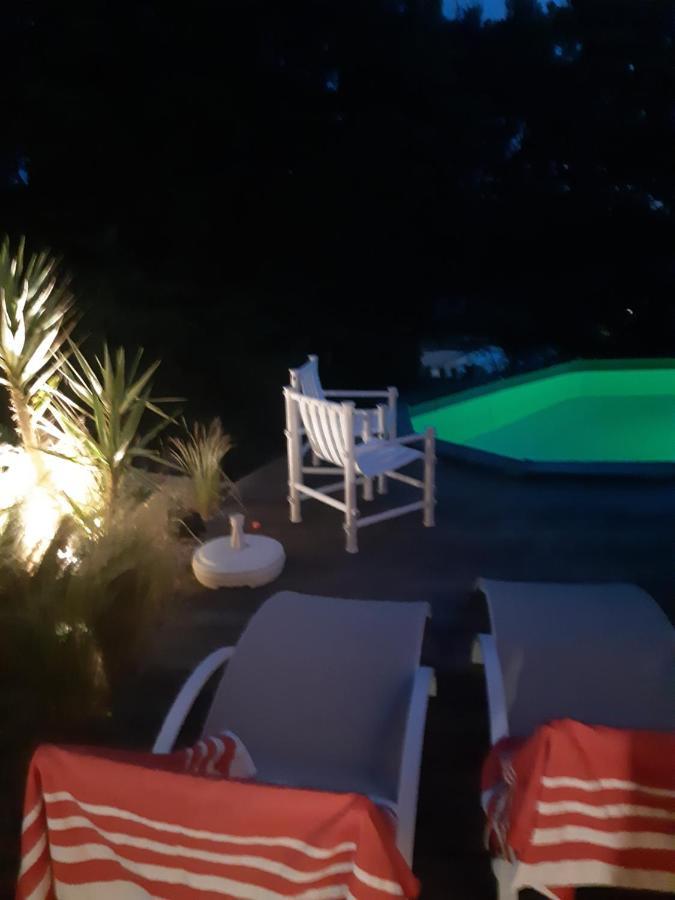 Le Calme De La Garrigue Bed & Breakfast Russan Exterior photo