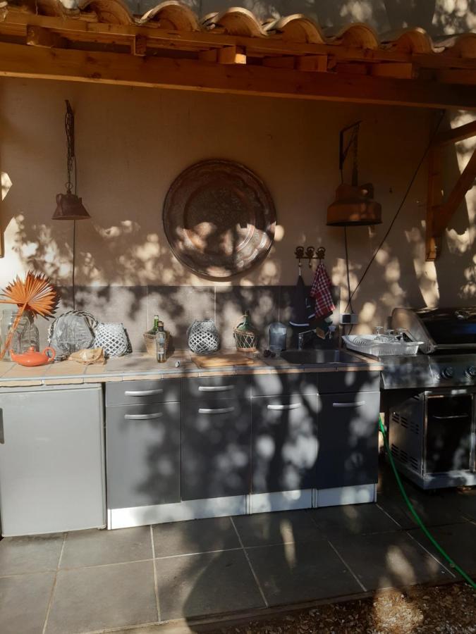 Le Calme De La Garrigue Bed & Breakfast Russan Exterior photo