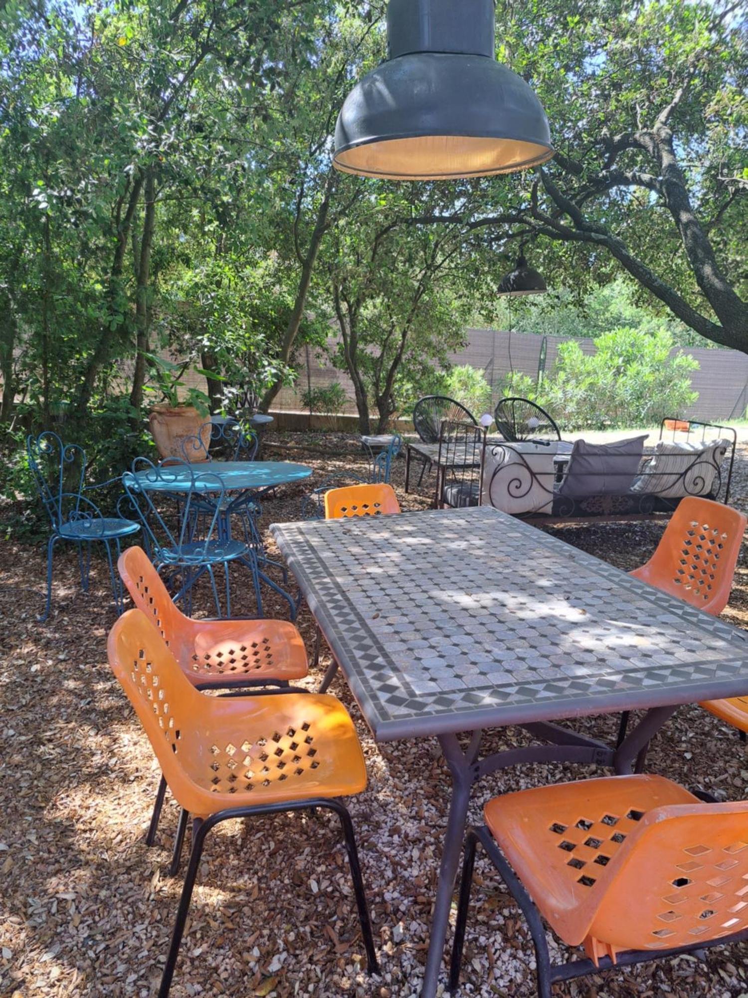 Le Calme De La Garrigue Bed & Breakfast Russan Exterior photo