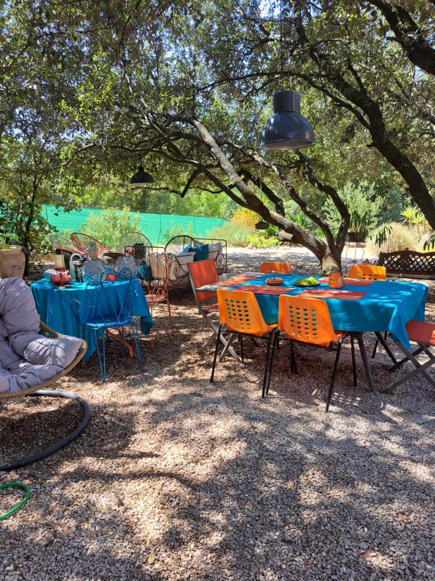 Le Calme De La Garrigue Bed & Breakfast Russan Exterior photo